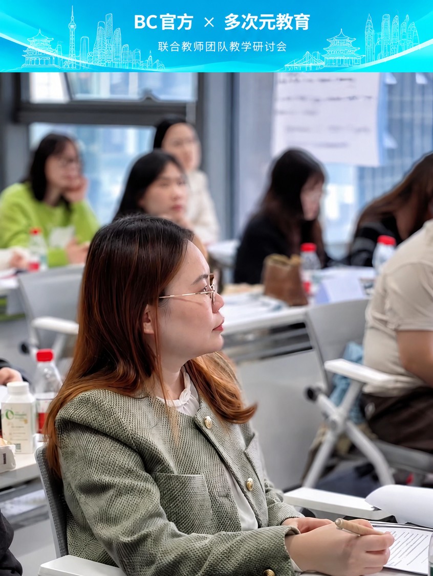 图 2｜培训后，多次元教育教师团队按科目分组拆解评分标准